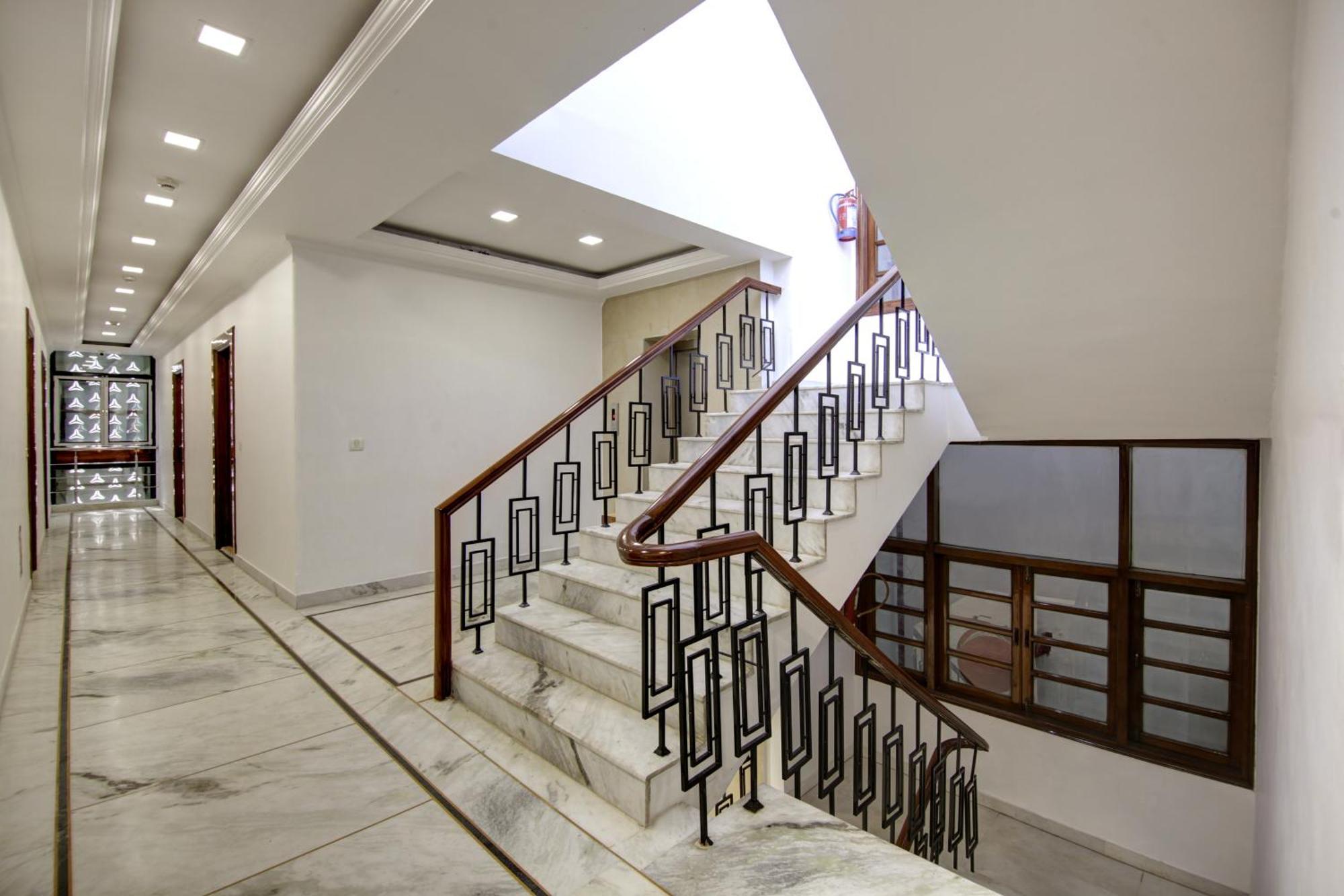 Rahul Palace By Golden Tree Near Metro Station And Ajmal Khan Market Nowe Delhi Zewnętrze zdjęcie