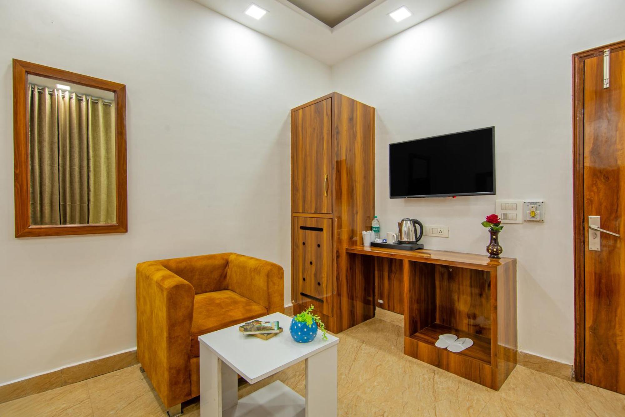 Rahul Palace By Golden Tree Near Metro Station And Ajmal Khan Market Nowe Delhi Zewnętrze zdjęcie